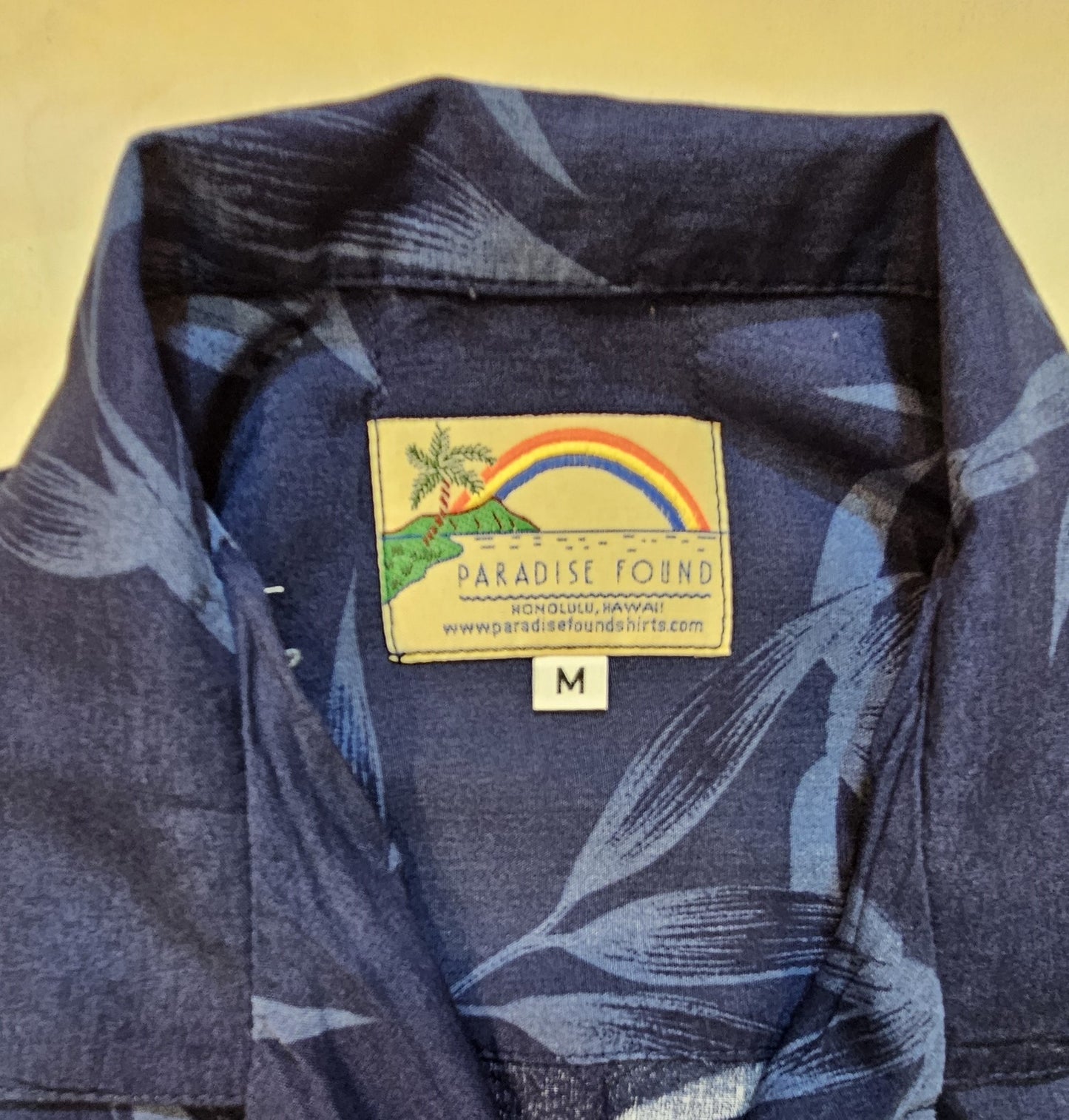 MADE IN HAWAII "Paradise Found" Aloha Shirt (M)